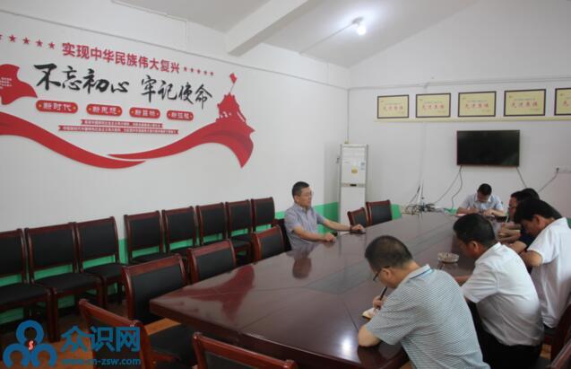 四川閬中市委常委、紀委書記趙光學深入玉台鎮趙家溝村指導脫貧攻堅