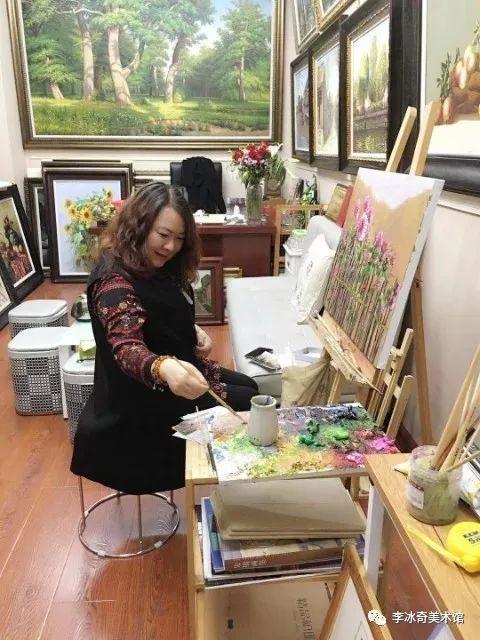 雲想衣裳花想容——品讀寫實油畫家賈士彥