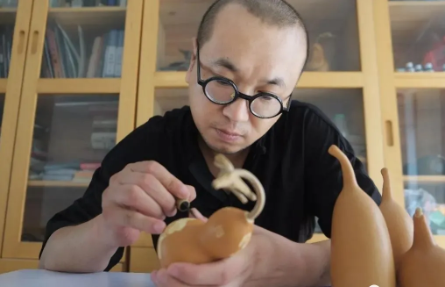 天享文化連續簽約葫蘆烙畫王一民、沉香傳承人徐文、玉雕工藝師岳合林