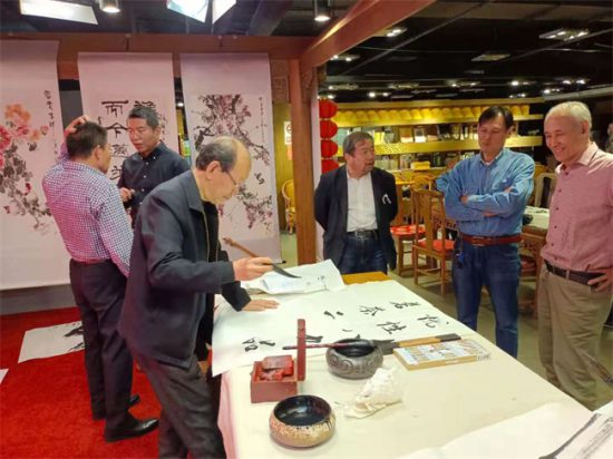 繽紛「五一」節    翰墨「滿堂香」