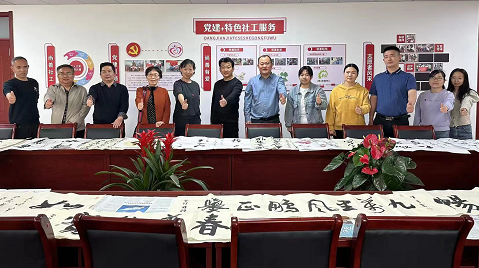 山東聊城市直書畫家協會到市愛心志願者協會開展活動