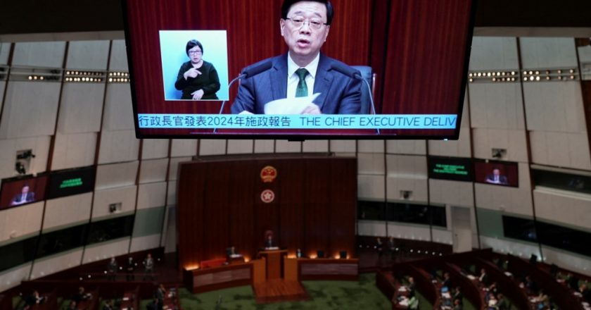 揮舞國安大棒嚴厲整肅民主派後，香港特首欲推動改革重振經濟 