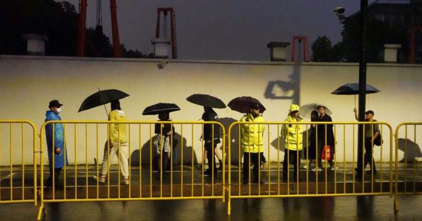 萬聖節前夕上海氣氛緊張：當局禁「角色扮演」加強維穩，鬧市仍見「奇裝異服」