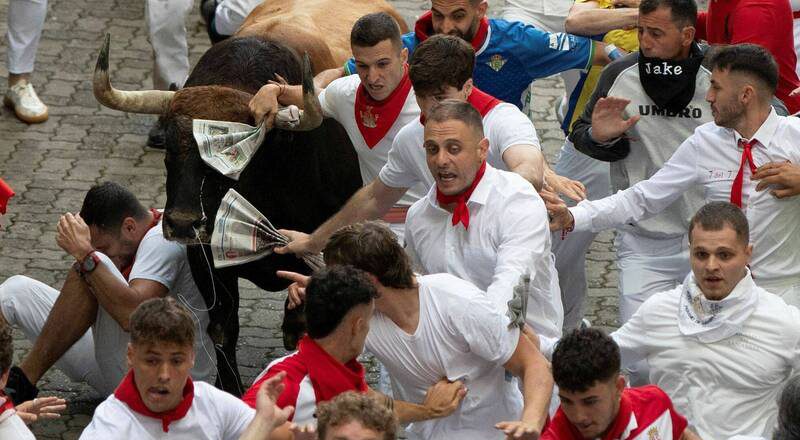 西班牙奔牛節 數千人衝刺享受被牛追