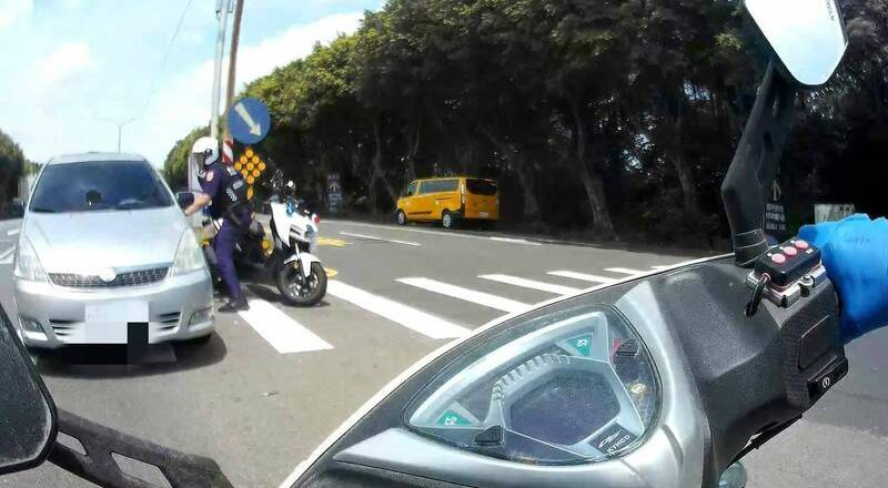 钥匙未拔汽车遭窃 窃贼遇警围捕企图冲撞仍落网