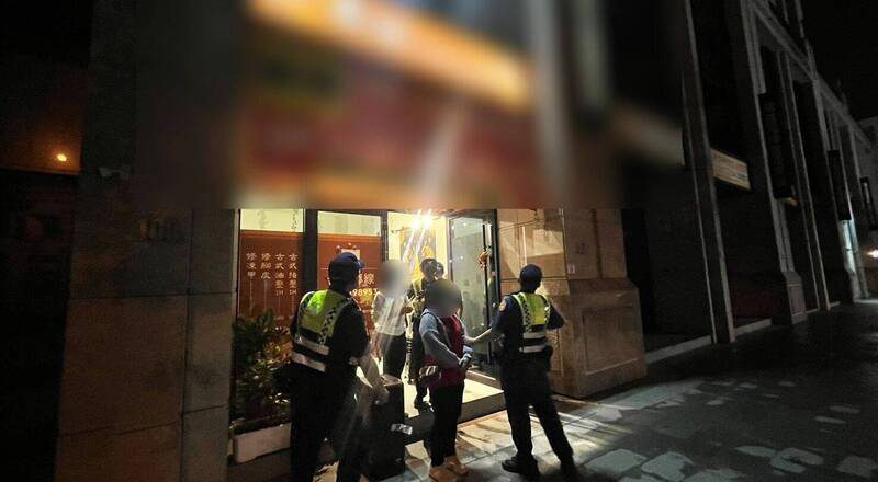 观光签证成饭票!养生馆打黑工遇临检 2泰女装傻破功