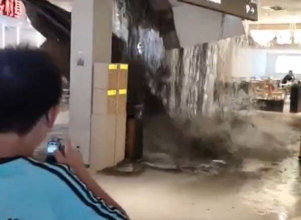 扛不住丹娜丝暴雨！重庆商场天花板爆裂 大雨狂灌影片曝光