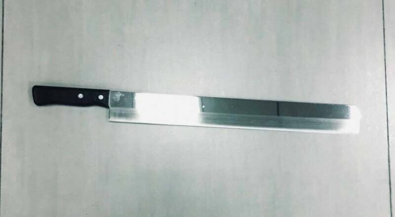 持刀到村长家挥舞辩称要切西瓜 火爆男被判刑