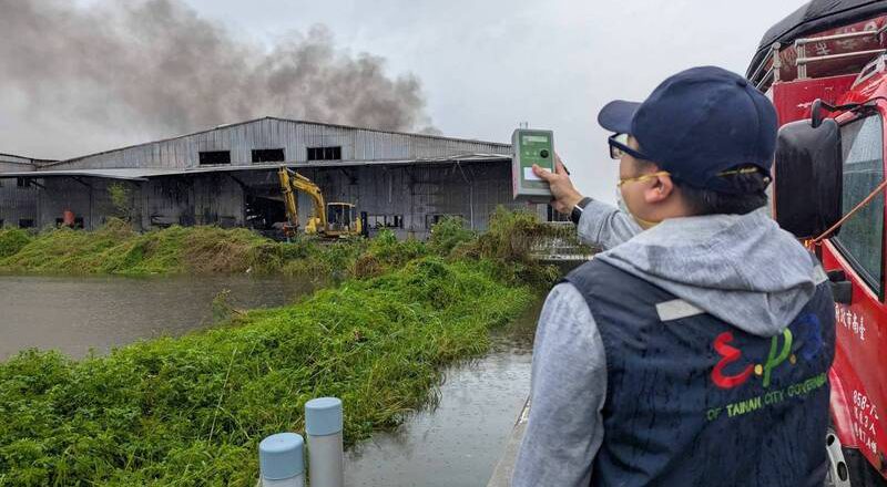 台南七股厂房大火窜浓烟 下风处民众快紧闭门窗