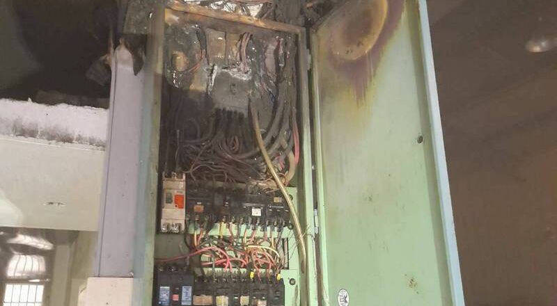 住宅配电箱起火燃烧 86岁老翁做「这件事」让消防员都说赞