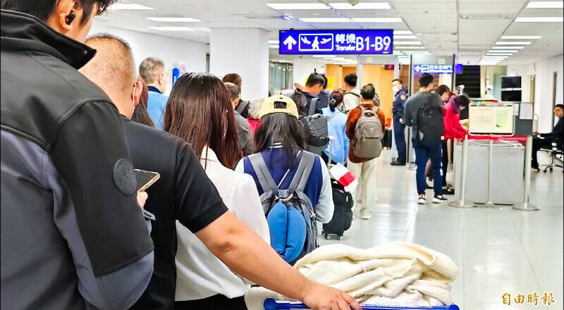 过安检门发出「哔哔」声  华航地勤甩踢鞋呛警「你在羞辱我吗？」