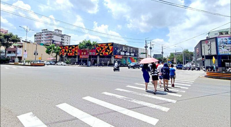 74岁高龄驾驶撞行人怪「前车」 监视器却只出现他1车