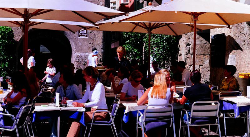 晚上6点吃饭错了吗？美国游客惨遭欧洲网友酸爆