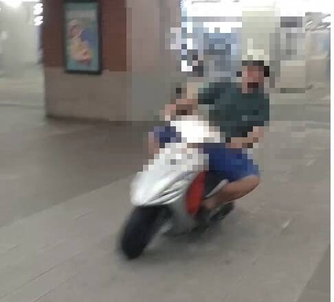 台中火车站内中年男骑机车作势撞人  网友怨警察「只能劝无法罚」