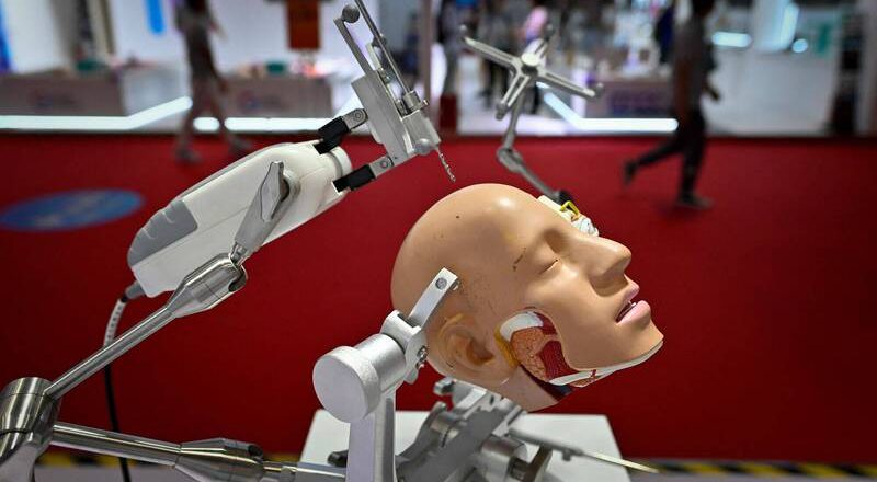 医学里程碑！ 执行猪胆囊切除手术  AI机器人成功率100％