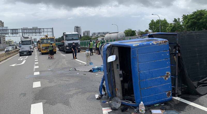 国1高雄末端小货车、拖板车碰撞 2人轻伤