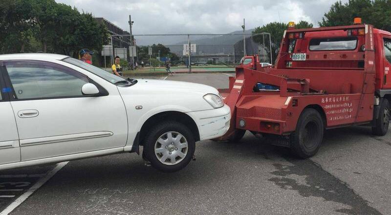 赚钱工具被拖吊 小黄司机「理智线断掉」差点辗过拖吊场员工