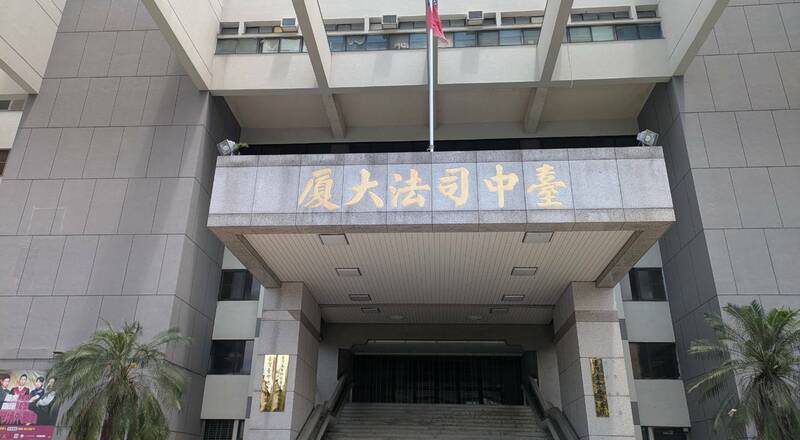恐怖男追2柜姊 偷拍大腿威胁「不可跟老公肌肤之亲」