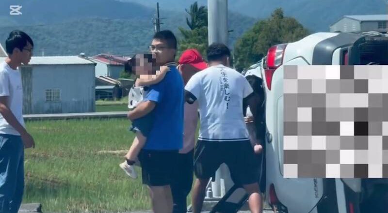 人间最暖画面曝！宜兰三星车辆翻覆  众人冲上前抱出受困女童
