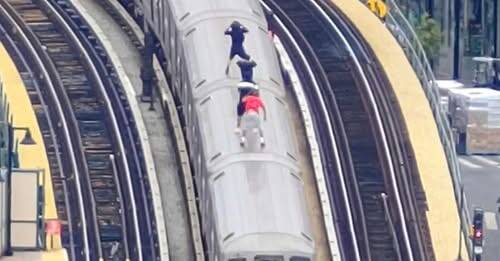 4屁孩纽约地铁车顶「冲浪」玩命   无人机通报拦阻