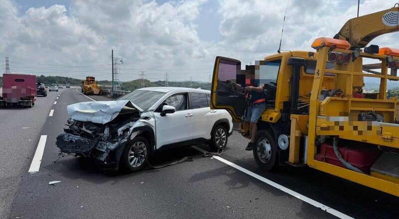 开了辅助驾驶就没留意前方！国3通霄段休旅车猛撞缓撞车 车头全毁