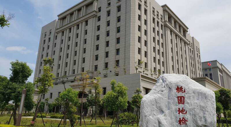 不满他结交自己前女友 醋男伙同2人拿开山刀险砍死对方