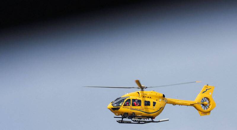 英国校车坠坡翻覆酿1死多伤！休假消防员奋力营救学童