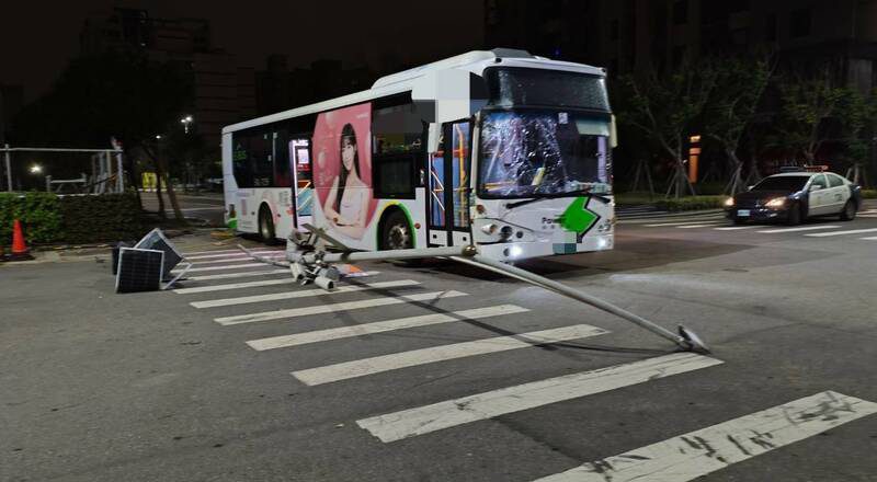 累了吗？中市统联电动公车 清晨自撞灯杆