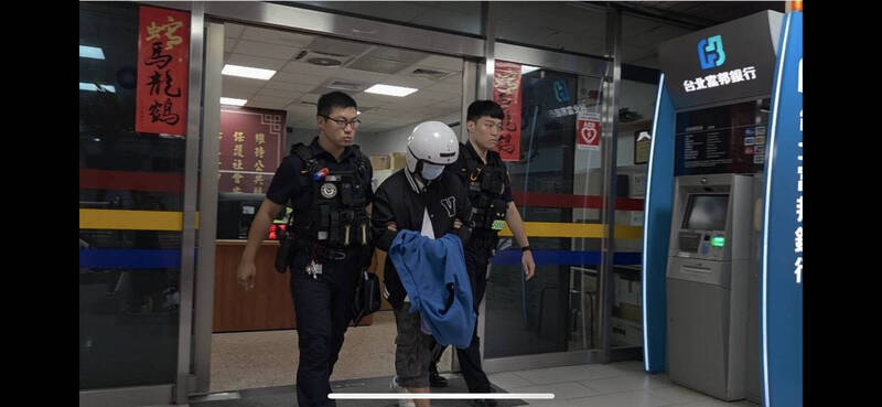 毒驾？男拒检冲撞警开2枪 起获电子毒烟送办