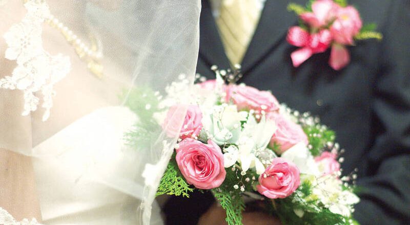 影片曝光！新郎单手抱新娘害跌水里还欢呼 心理师这样看