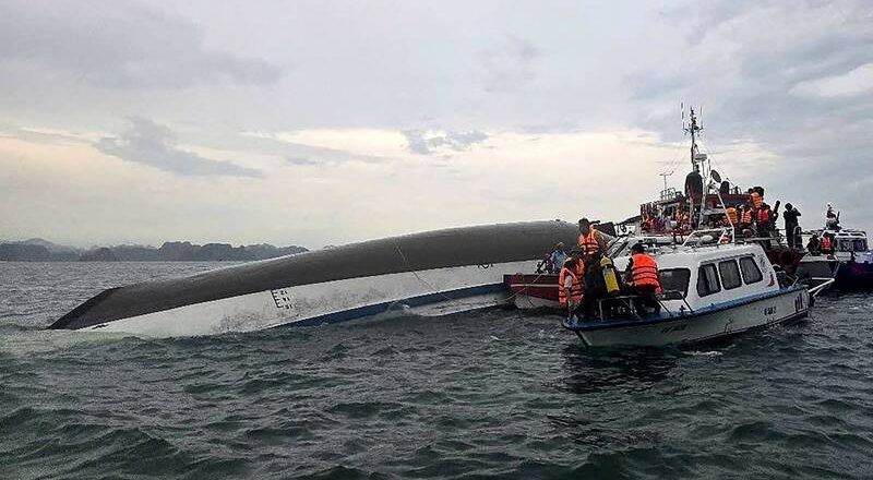 越南下龙湾翻船增至38死!14岁男孩受困船舱4小时被救出
