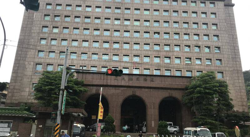 男子遇攔檢竟吞白色結晶體 警急挖出反被狠咬判4月徒刑