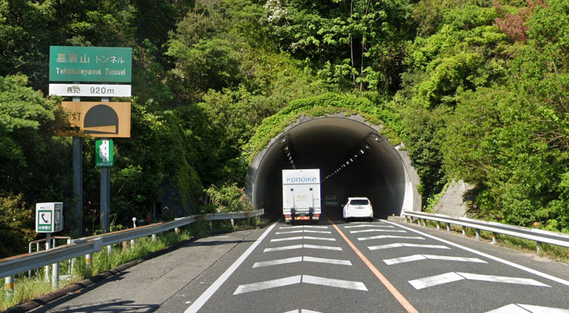 日本大阪高速公路6车连环撞 10人受伤送医