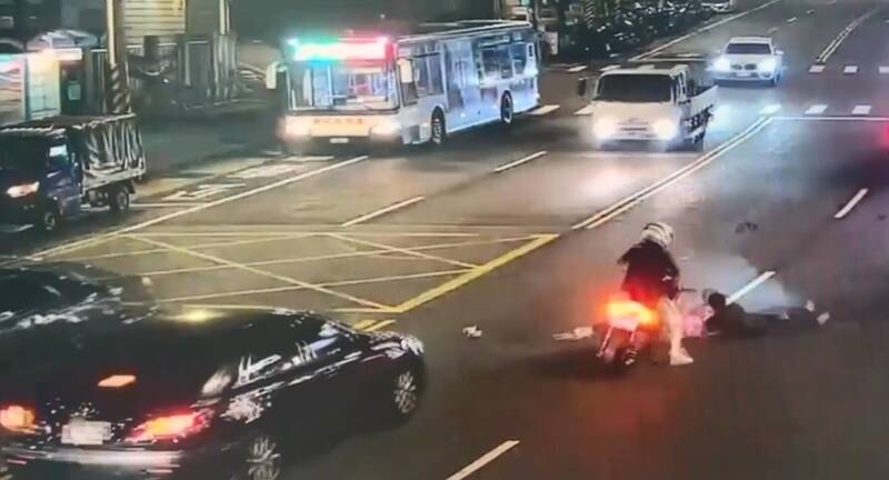 行人未走斑馬線遭騎士撞飛骨折 引網友論戰將由交大警釐清