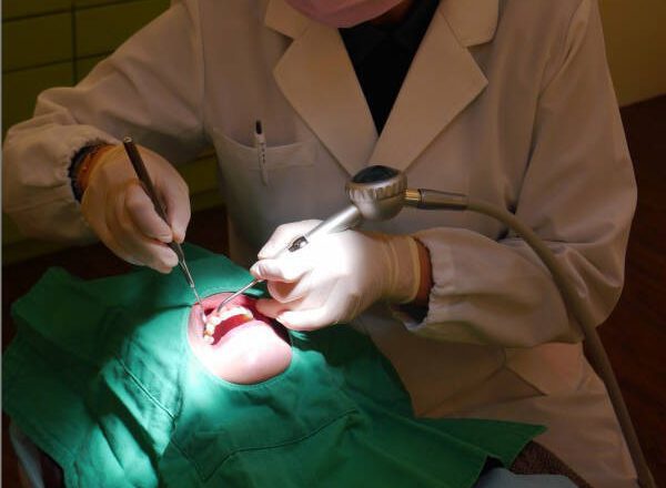 真是佛心?一顆假牙收8000元 原來牙醫師只有國中畢業