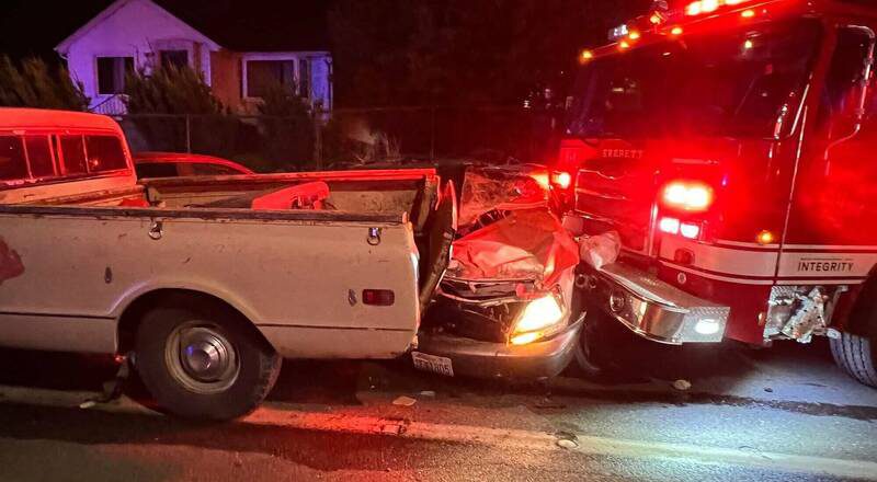 美国狂徒偷开消防车狂飙 撞毁16辆汽车竟无人伤