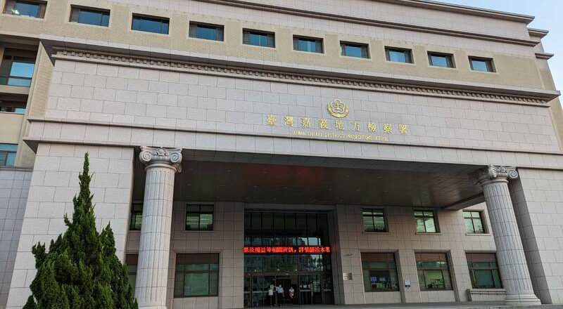 嘉義游泳教練沉水底14分鐘未被發現溺斃 2救生員滑手機未巡泳池被訴