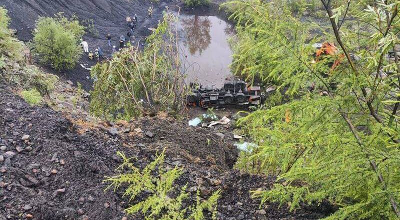 俄巴士坠入山沟  酿13死20伤