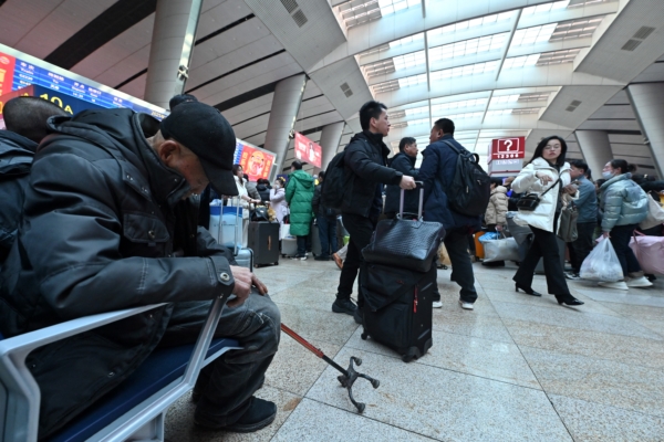 中共专家又出损招:不生孩子就少发养老金