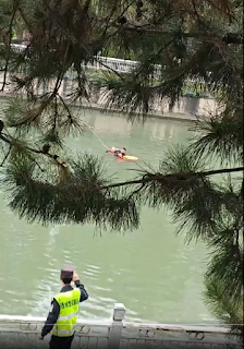 中共四中全会之时,北京国家信访局外绝望访民被逼跳河