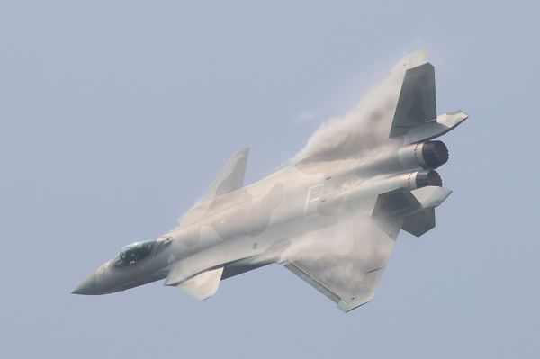 16枚炸弹直攻指挥所　歼-20首度证实携空地武器