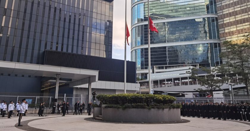 港府降半旗舉行默哀儀式 悼念火災罹難者