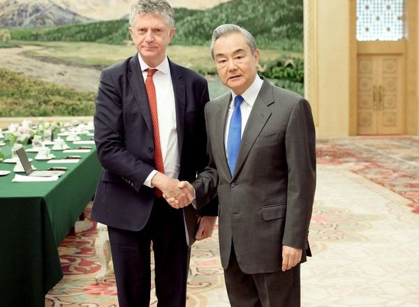 繼法國後再提捍衛二戰成果 王毅向英國安顧問說：盼英國堅守一中原則