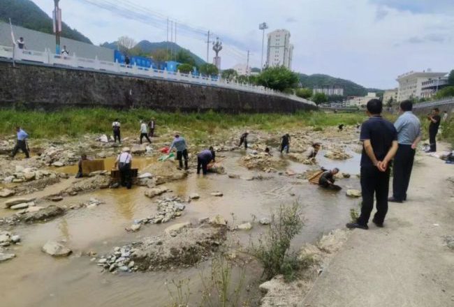 在中国，“无路可走”的人 下河去淘金