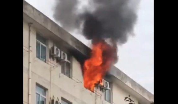 传西安科大宿舍突发大火 火势凶猛有学生跳楼