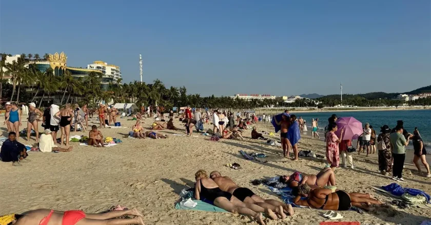 海南封关首日：海滩挤满俄罗斯游客 大喇叭中俄双语…