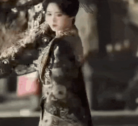 烂尾别墅里，挤满热恋的富婆、复仇的霸总