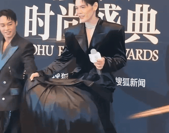 彭小苒真敢穿，向佐你能不能正常点