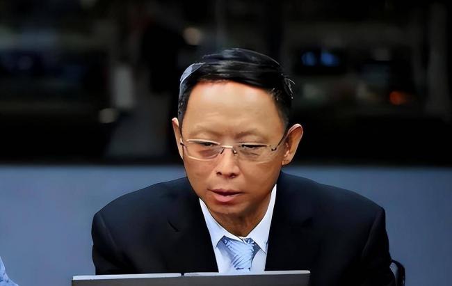 他全家移民却在中国疯狂捞金，一年赚走4个亿