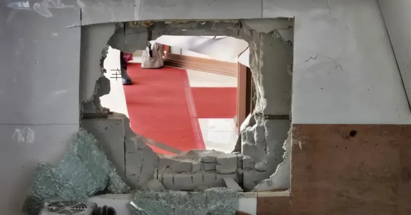 男子凿穿金店墙体盗走170万黄金，埋在祖坟墓碑后